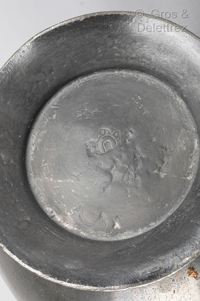 null Lot of old pewter composed of a high pitcher, two plates and a round dish. 18th-19th...