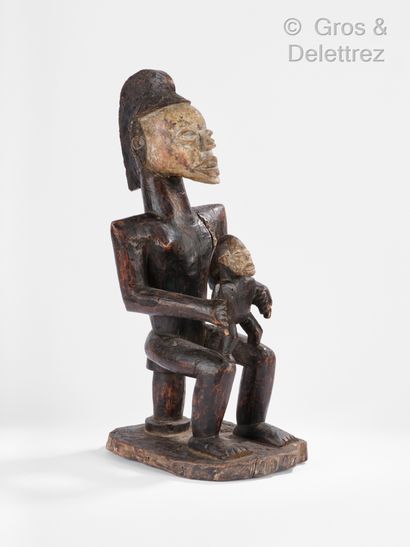 Sculpture Ibo figurant une femme assise tenant...