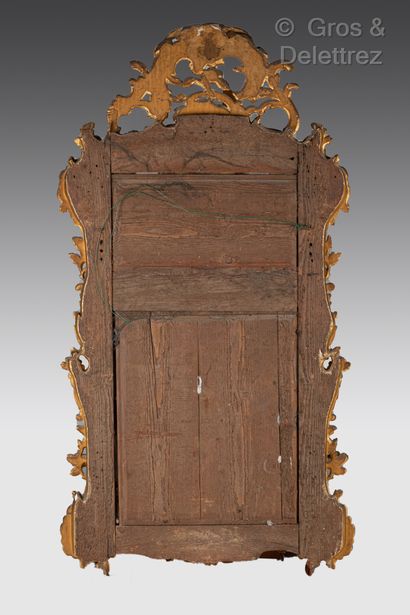 null Gilded wood mirror of rocaille style. Louis XV period. 168 x 93 cm