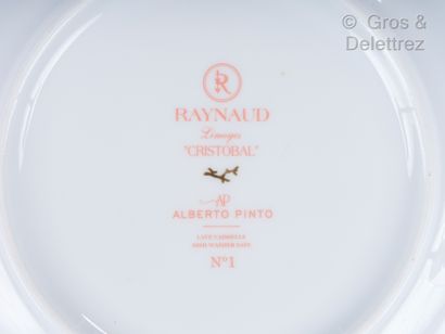 null Raymaud pour Alberto Pinto Suite de neuf assiettes en porcelaine blanche, rouge...