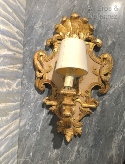 null Suite of four Regency style carved and gilded wood sconces with a light arm...