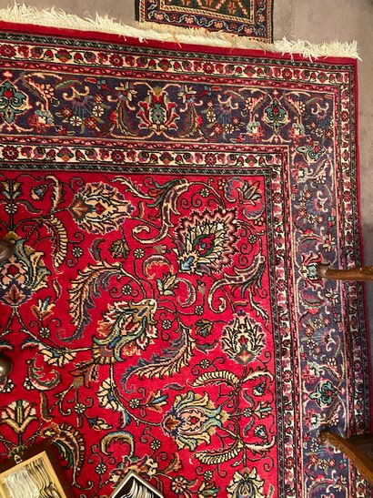 null Tapis Tabriz à fond rouge à décor de feuillages

244 x 340 cm