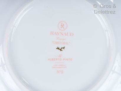 null Raymaud pour Alberto Pinto Suite de six assiettes en porcelaine blanche et rouge...