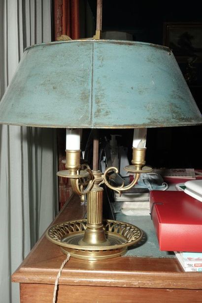 null Lampe bouillotte à trois bras de lumière en bronze doré style Louis XVI. Haut...