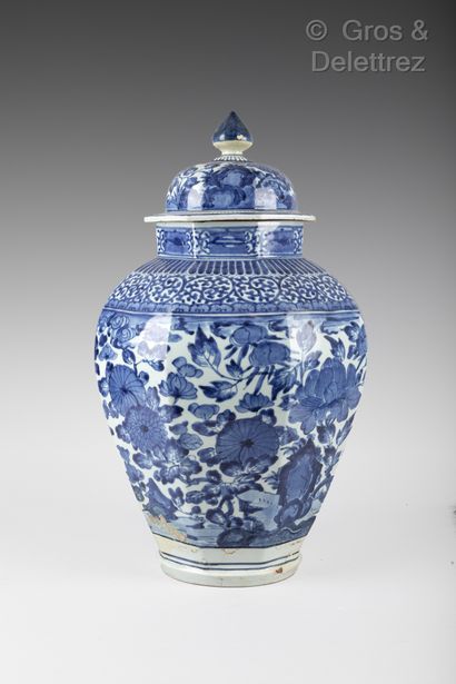  Japan. Covered vase in white blue porcelain....
