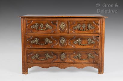 null Rustic chest of drawers in natural wood molded and carved. Four drawers on three...