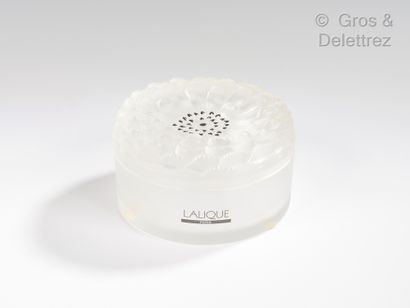 null Lalique France. Boîte à poudre en verre moulé pressé satiné et partiellement...