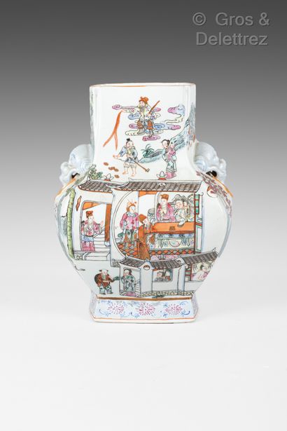 Chine. Vase balustre à panse aplatie en porcelaine...