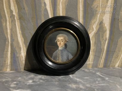 null Round miniature representing a gentleman in blue frock coat. Presumed portrait...