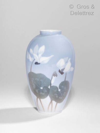 null Manufacture royale de Copenhague. Vase ovoïde en porcelaine émaillée polychrome...