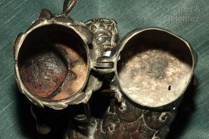 null 
Japon vers 1900 Chien de fô en métal patiné brun Haut : 18 cm. La tête articulée...