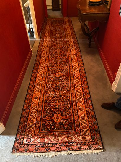  Carpet passage red background 
490 x 103 cm