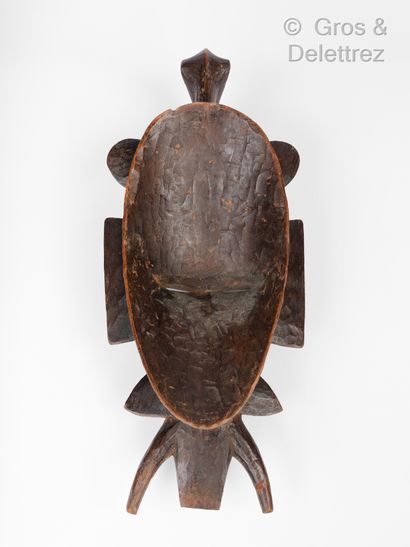 null Côte d’Ivoire Masque Senoufo en bois sculpté et patiné. Haut : 43 cm