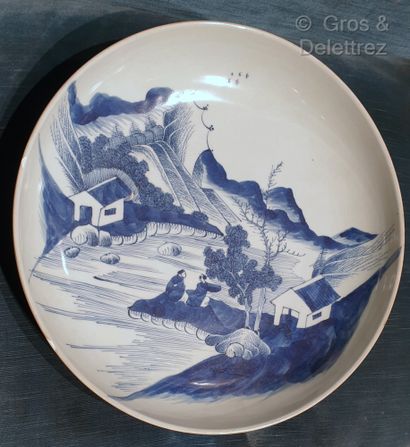 null 
China and Vietnam Lot in blue-white porcelain and celadon stoneware consisting...
