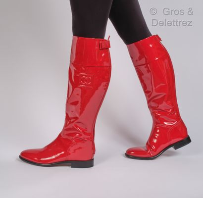 CHANEL Paire de bottes en cuir vernis rouge à surpiqures à la couleur, mollets embossés...