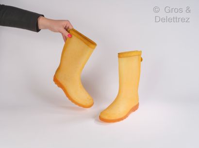 CHANEL Pair of rain boots in rubber and yellow grosgrain, zipper embellished with...