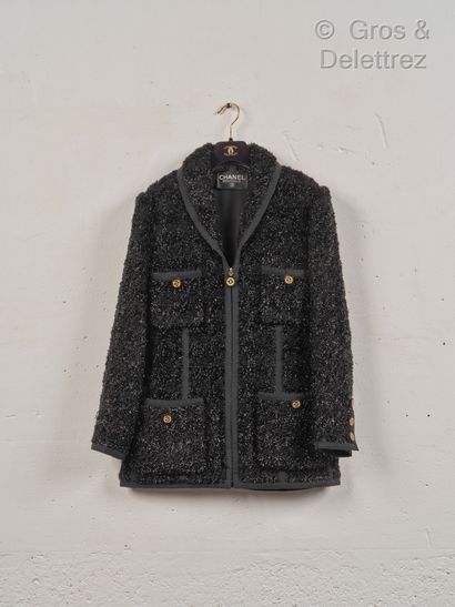 CHANEL boutique Veste zippée en tweed lurex noir gansée de gros grain à la couleur,...