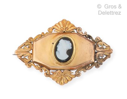 null Yellow gold brooch with rocaille decoration, decorated with a cameo on agate...