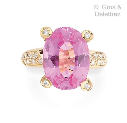 null Yellow gold ring set with a pink spinel and brilliant-cut diamonds. The ring...