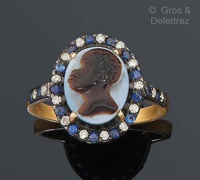 null Yellow gold and silver ring set with an agate cameo representing a Moor's head...