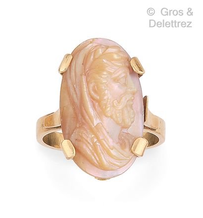 Yellow gold ring, decorated with a cameo...