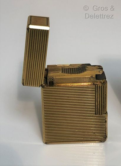 DUPONT Lighter in gilded metal with azure decoration. Around 1970.