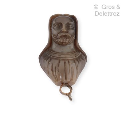 null Pendant carved forming a bust of man in agate. Length: 2,5 cm.