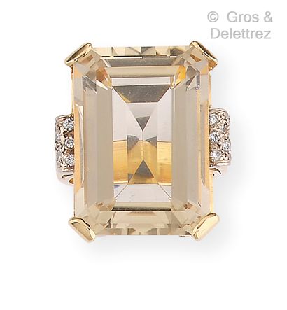 null Yellow gold ring set with a large rectangular citrine with cut sides, set with...