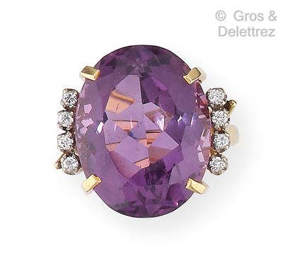null Yellow gold ring set with an oval amethyst and brilliant-cut diamonds. Finger...