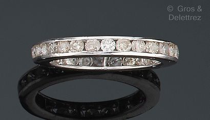 null White gold wedding ring entirely set with brilliant-cut diamonds in a rail setting....