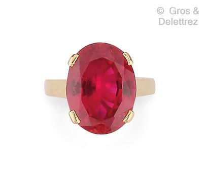 null Yellow gold ring with an oval red stone. Finger size: 46. Gross weight: 7.3...