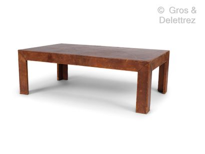 ELIZABETH EYRE DE LANUX (1894-1996) Table basse en bois gainé de cuir brun, plateau...