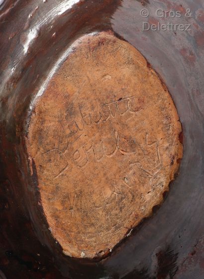 JULIETTE DEREL (1918-2007) Vase en céramique émaillée brune à décor d’une frise géométrique...
