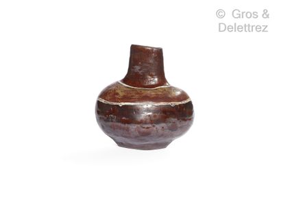 JULIETTE DEREL (1918-2007) Vase en céramique émaillée brune à décor d’une frise géométrique...