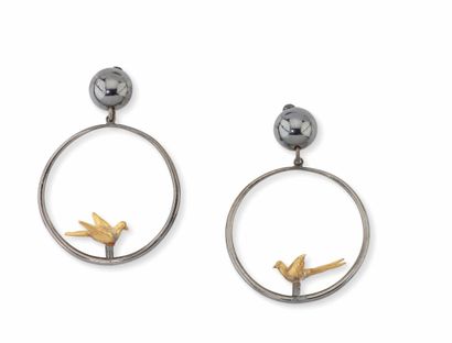 LINE VAUTRIN (1913-1997) Pair of ear clips "Two pigeons" in brass with a circular...
