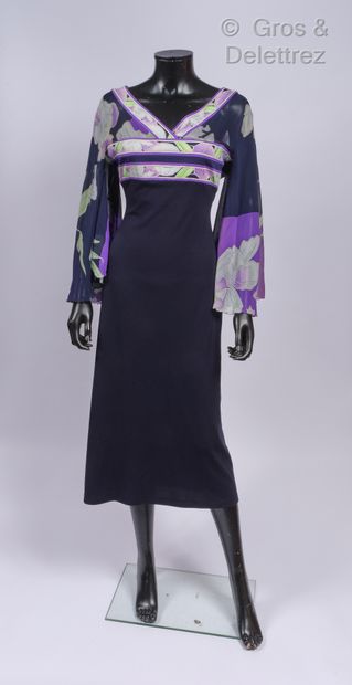 LEONARD Robe en crêpe marine, décolleté en V dos, devant imprimé d’un motif floral...