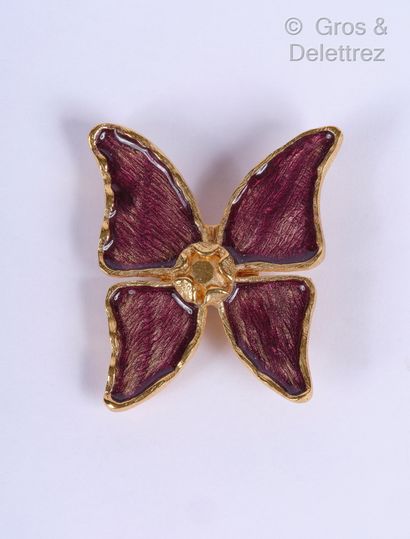 Yves Saint LAURENT Broche papillon en métal doré martelé émaillé dans les tons violets,...