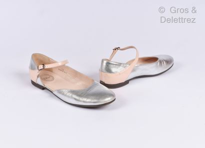 DIOR Made in Italy Paire de ballerines ouvertes en cuir agneau argenté et cuir vernis...