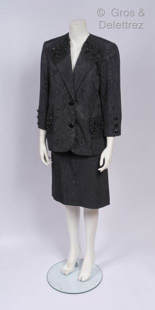 Nina RICCI Haute Boutique Tailleur moiré noir, composé d’une veste, empiècements...