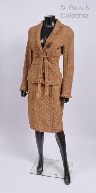 MOSCHINO Cheap and chic Tailleur en tweed noisette, composé d’une veste à finitions...