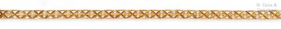 null Bracelet articulé en or jaune, à motifs de croisillons ajourés sertis de diamants...