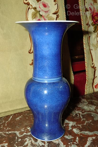 null Chine

Paire de vases en porcelaine bleu poudré à panse galbée et col évasé.

XIXe

Haut...