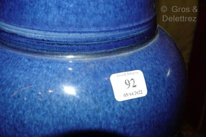 null Chine

Paire de vases en porcelaine bleu poudré à panse galbée et col évasé.

XIXe

Haut...