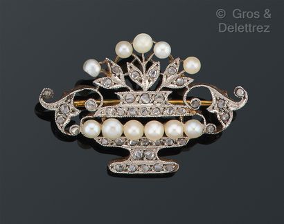 null Broche « Coupe » en or gris, représentant un panier serti de perles et diamants...