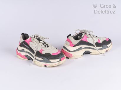 BALENCIAGA Paire de sneakers lacés "Triple S" en tissu technique blanc et cuir rose,...