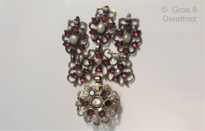 null Pendentif en or (14K) orné de pierres rose et de perles. Travail du XIXe siècle....