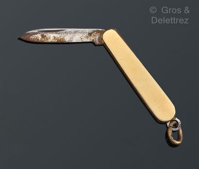 null Pendentif « Couteau suisse » en or jaune, lame en métal. Dimensions : 3 cm....