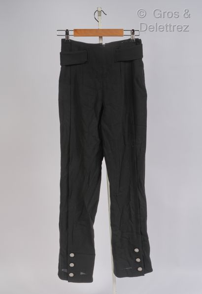 CHANEL Pantalon en laine noire, taille marquée par des passants formant un effet...