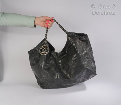 CHANEL Important sac cabas siglé en cuir vernis noir, fermeture pression aimantée,...