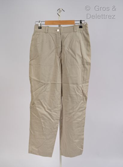 CHANEL Pantalon large en coton chiné beige, deux poches boutonnées à l’arrière. T...